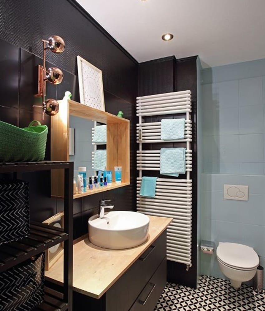 Carreau de ciment noir et blanc motifs géométriques 30x30 cm dans une salle de bain aux murs bleu clair et accessoires turquoise