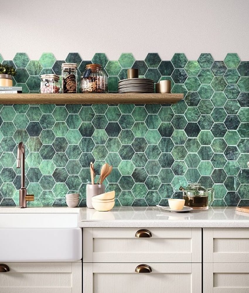 Zellige vert émeraude sans motifs sur le mur dune cuisine beige avec plan de travail en marbre et accessoires déco