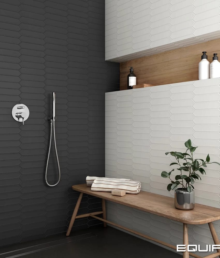 Carrelage uni blanc en chevrons 5X25 sur mur de salle de bain moderne noir avec étagères en bois et accessoires salle de bains