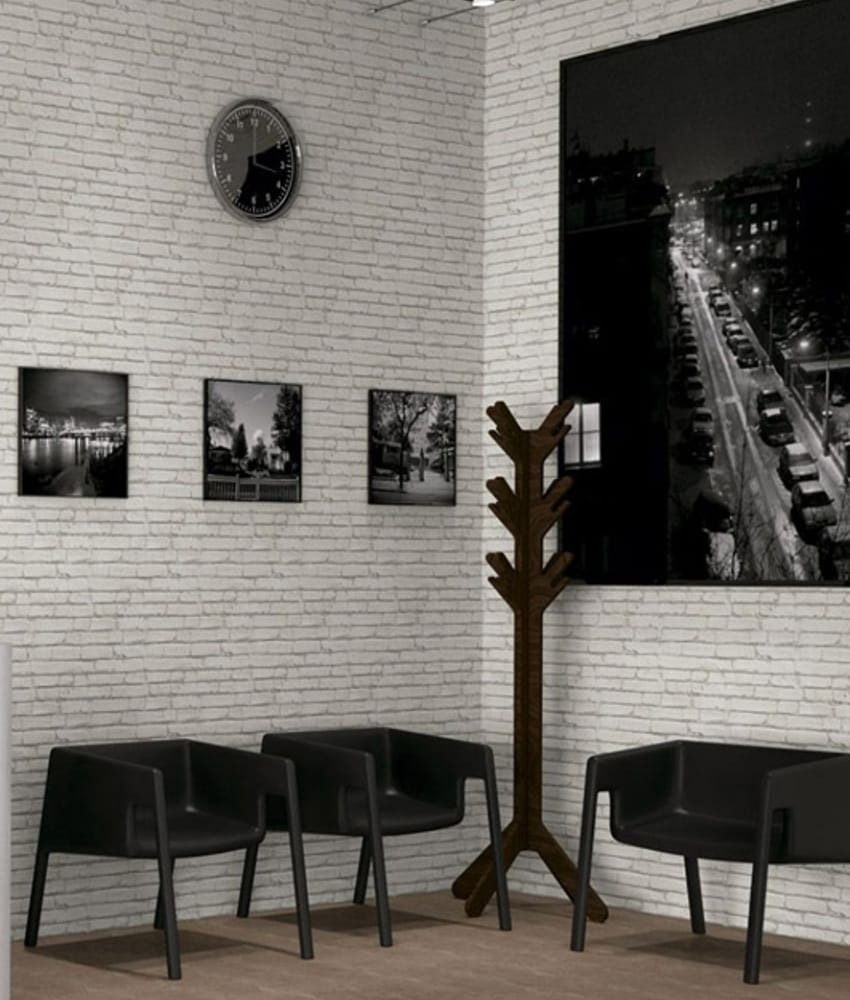 Carrelage blanc relief dans salle dattente moderne avec mur brique blanche et mobilier noir
