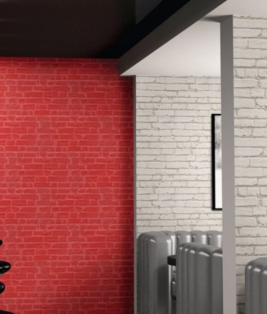 Carrelage blanc en relief sur mur dintérieur contrastant avec section rouge, dans cuisine moderne avec mobilier noir et gris