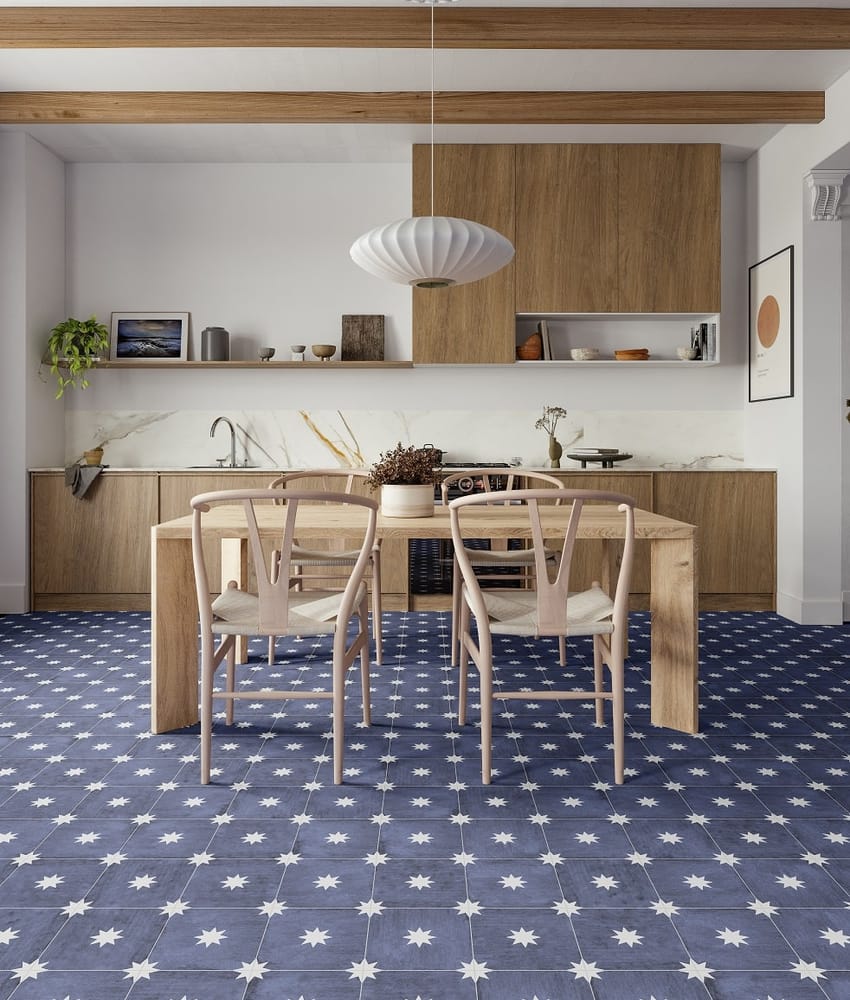 Carreau de ciment bleu motif étoile blanc 45x45 cm dans une cuisine moderne bois clair et blanc