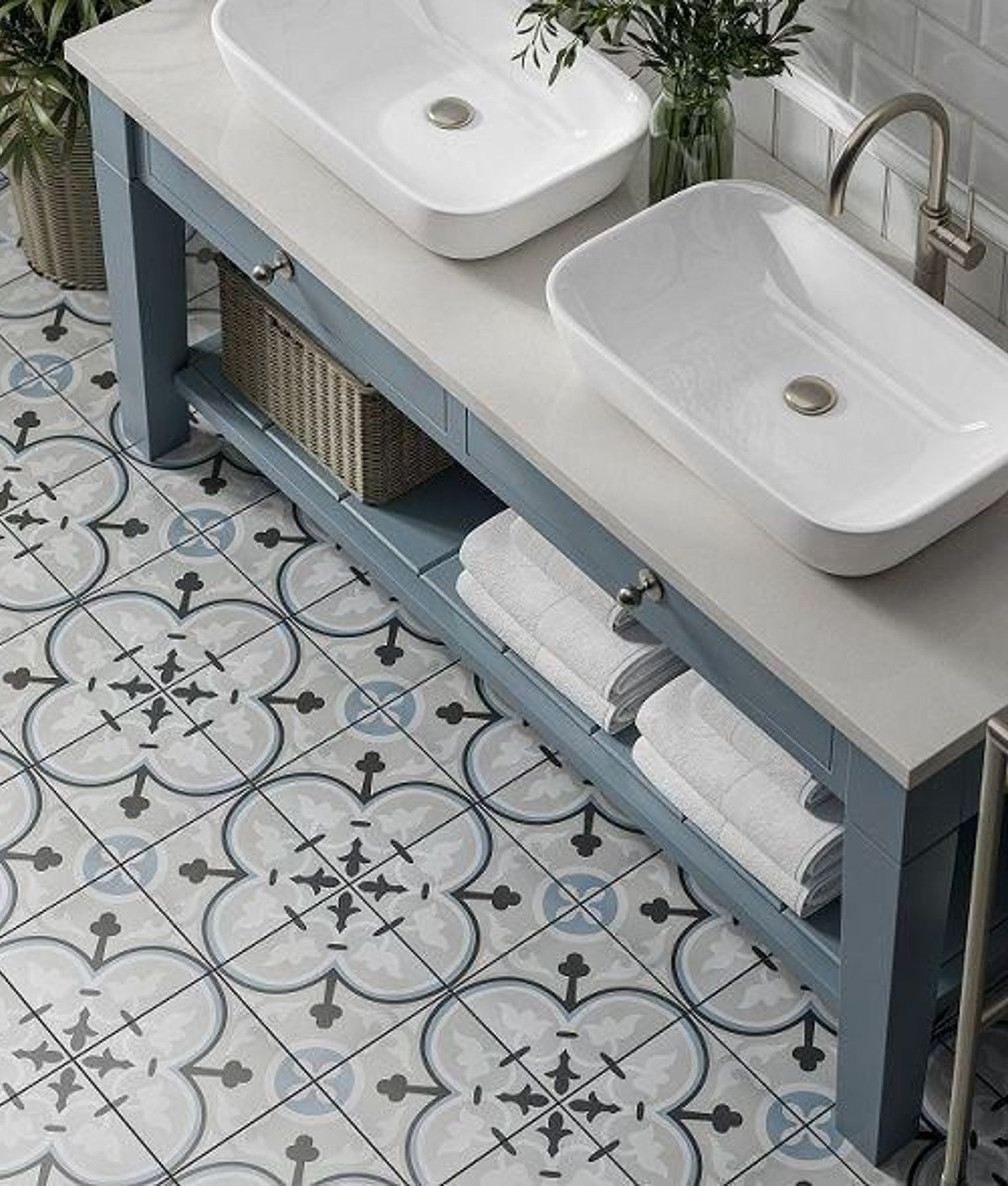 Carreau de ciment gris à motifs floraux noirs 20x20 cm posé dans une salle de bain aux tons neutres avec double vasque sur meubl