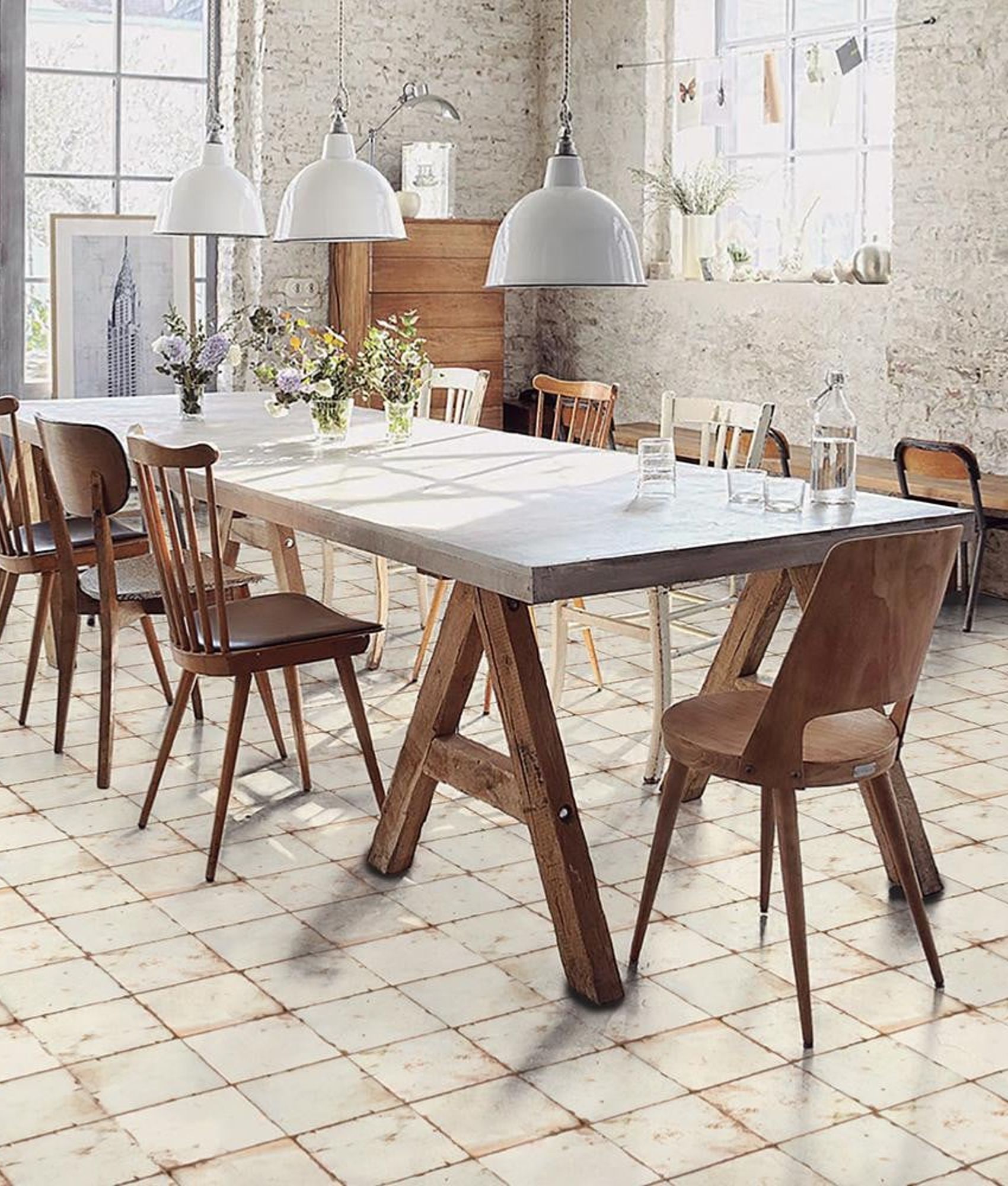 Carreau de ciment blanc vieilli 20x20 cm dans une salle à manger épurée aux murs en briques et mobilier bois brun