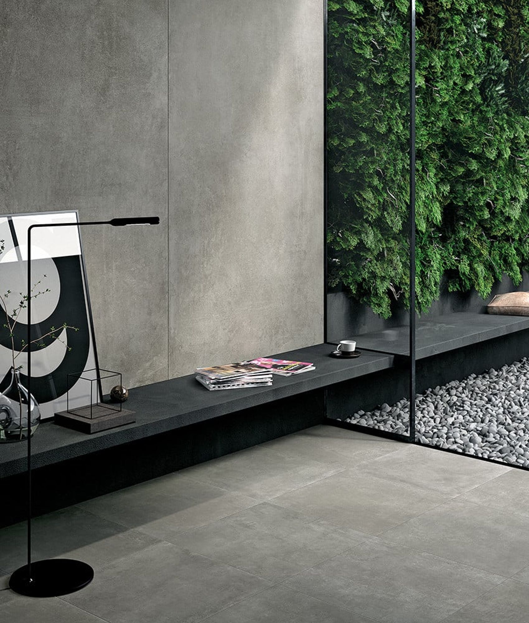 Carrelage finition pierre gris uni 60x60 cm dans un salon moderne gris notes de vert mur végétal étagère décorative et lampadair