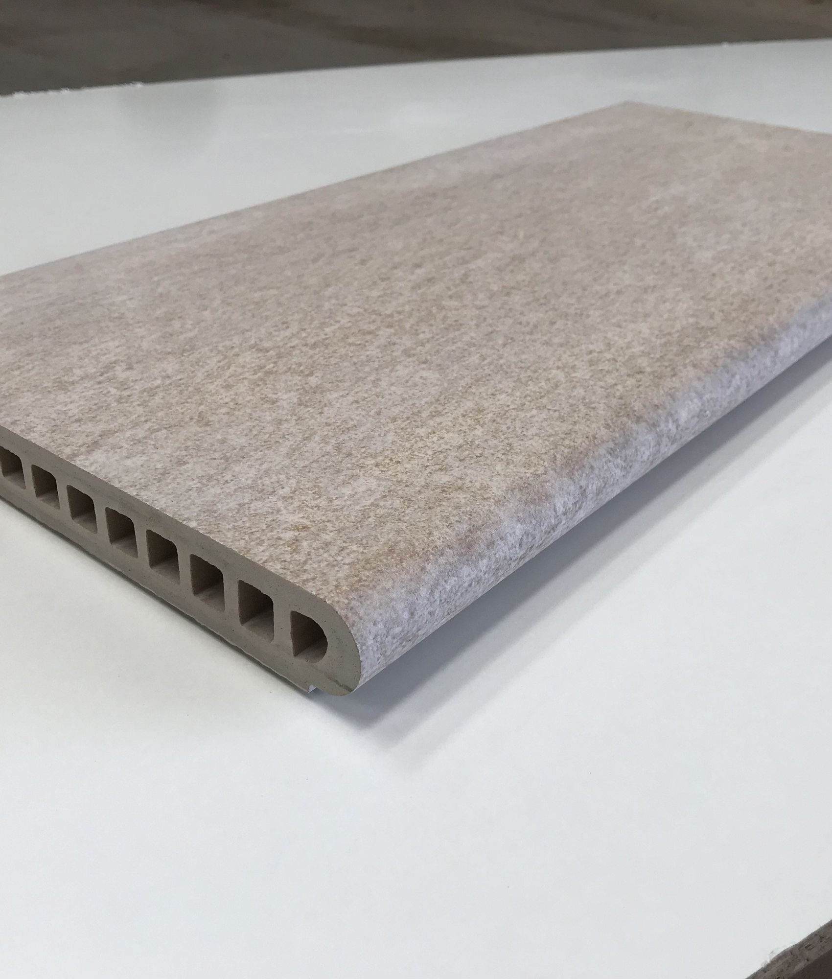 Bord de piscine carrelage effet béton PIRINEOS BEIGE ANTIDERAPANT - 28x66.5/4