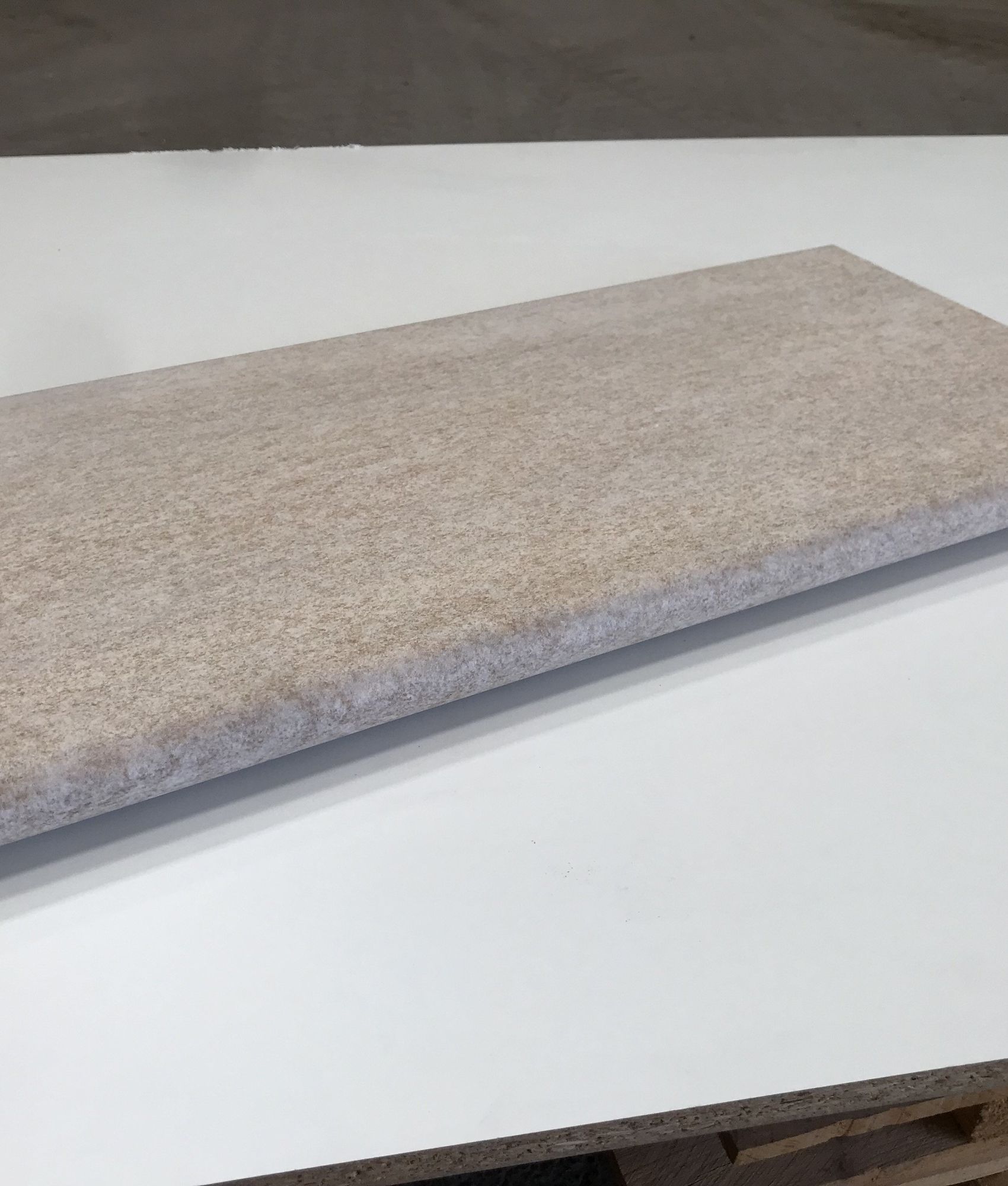 Bord de piscine carrelage effet béton PIRINEOS BEIGE ANTIDERAPANT - 28x66.5/4