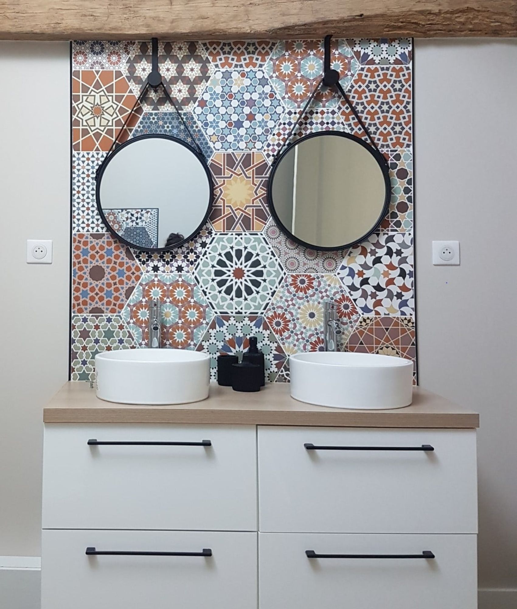 Carreau de ciment terracotta avec motifs géométriques 30x30 cm dans une salle de bain blanche avec meuble vasque en bois