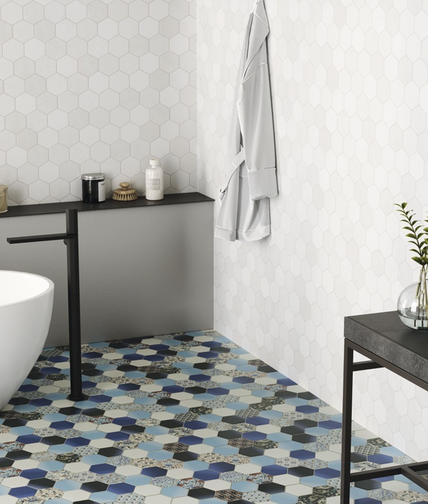Carrelage uni blanc dans une salle de bain épurée, sur sol à motif géométrique bleu, avec baignoire blanche, étagère noire et ac