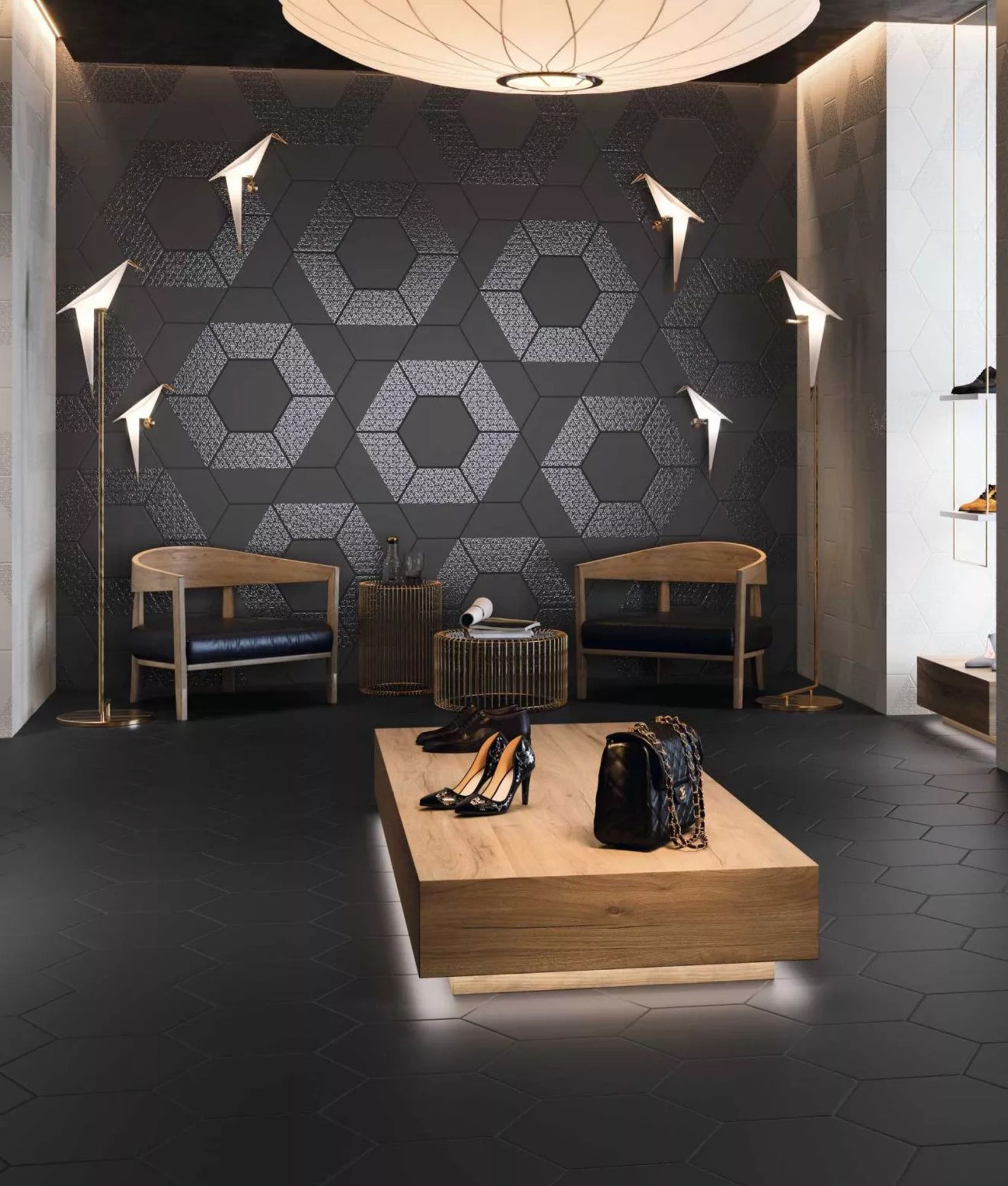 Carrelage noir uni dans un magasin de chaussures, avec étagères en bois et éclairage moderne