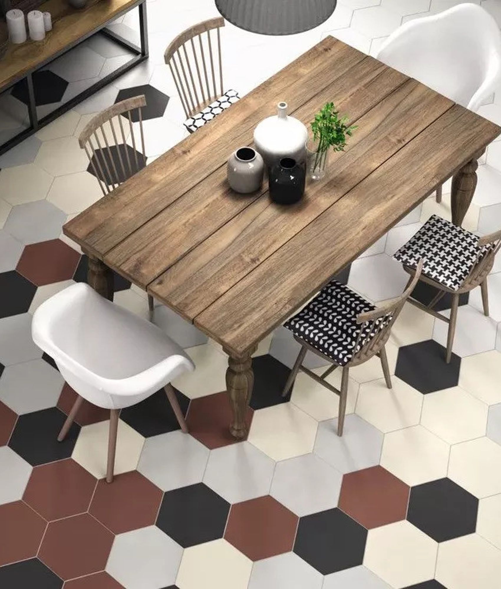 Carrelage uni noir sur une salle à manger avec des nuances de beige et de marron, meubles en bois, chaises blanches, détails déc