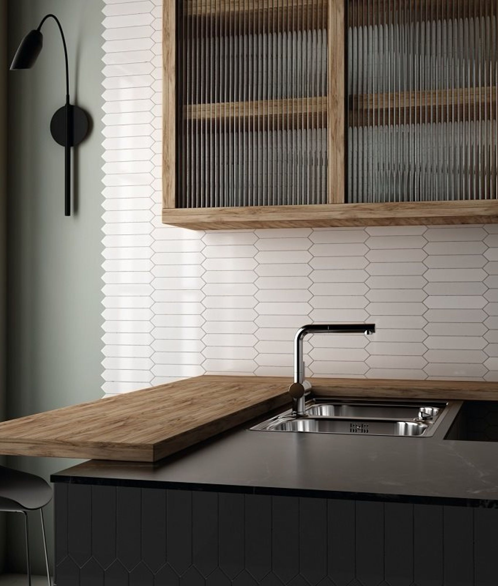 Carrelage uni blanc sur le mur de la cuisine avec armoires en bois et plan de travail gris, évier inox, dans un décor épuré et m