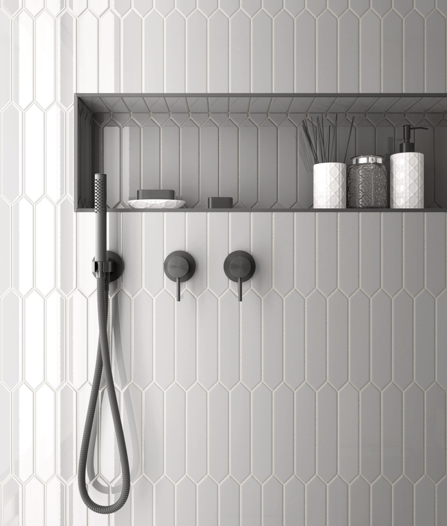Carrelage uni blanc dans une salle de bain moderne avec robinetterie et accessoires noirs sur étagère encastrée