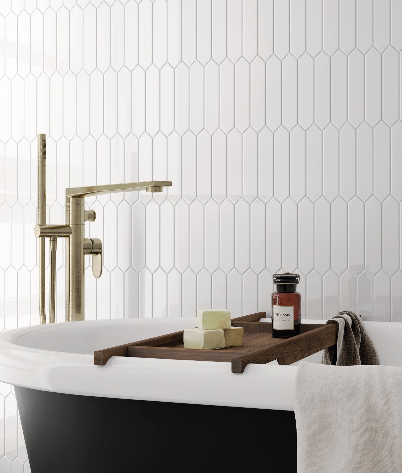Carrelage uni blanc dans une salle de bain épurée avec baignoire noire et blanche, accents dorés, serviettes et accessoires rela