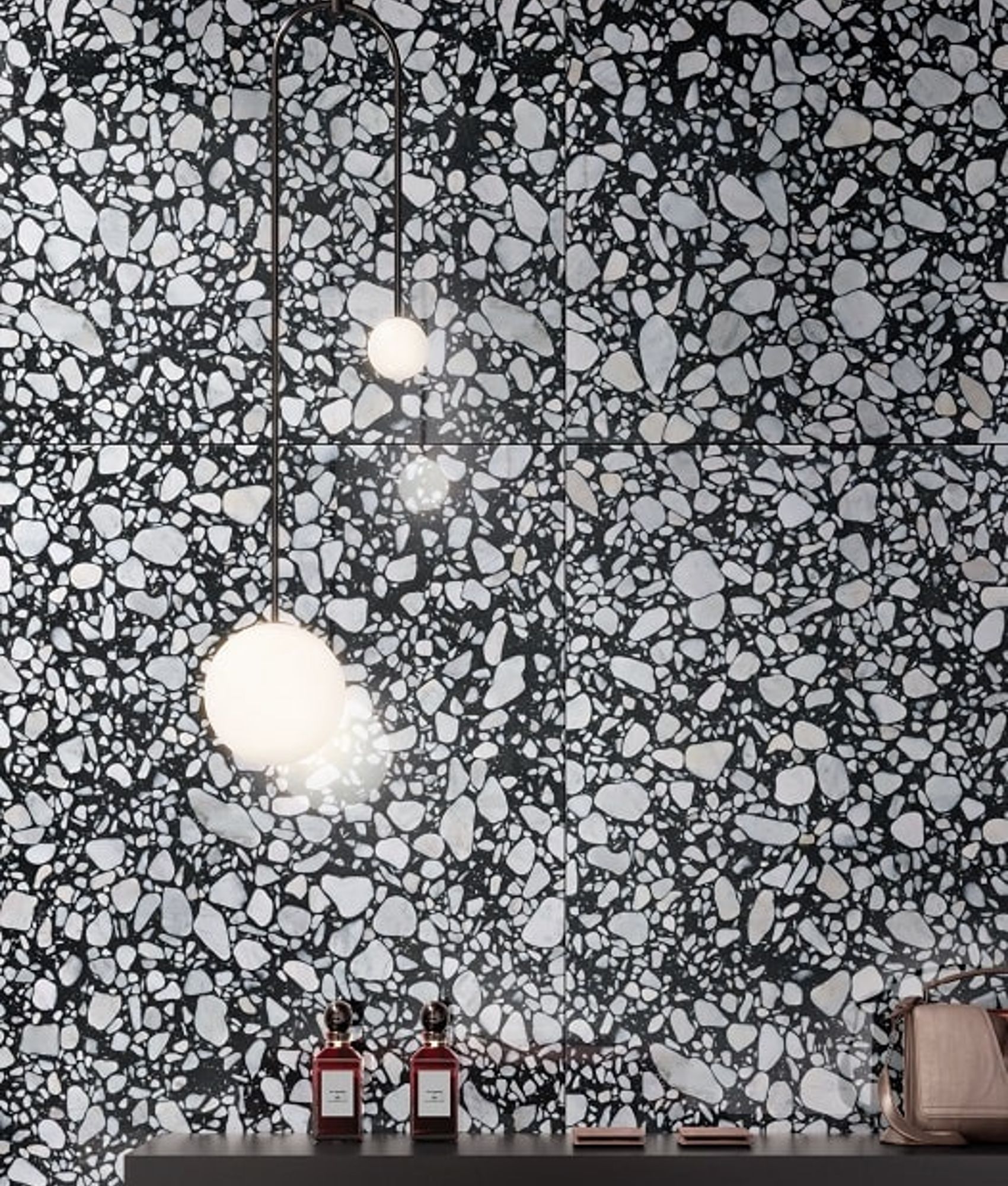 Carrelage Terrazzo noir et blanc éclats de marbre 60x60 cm sur une étagère avec accessoires et luminaires suspendus