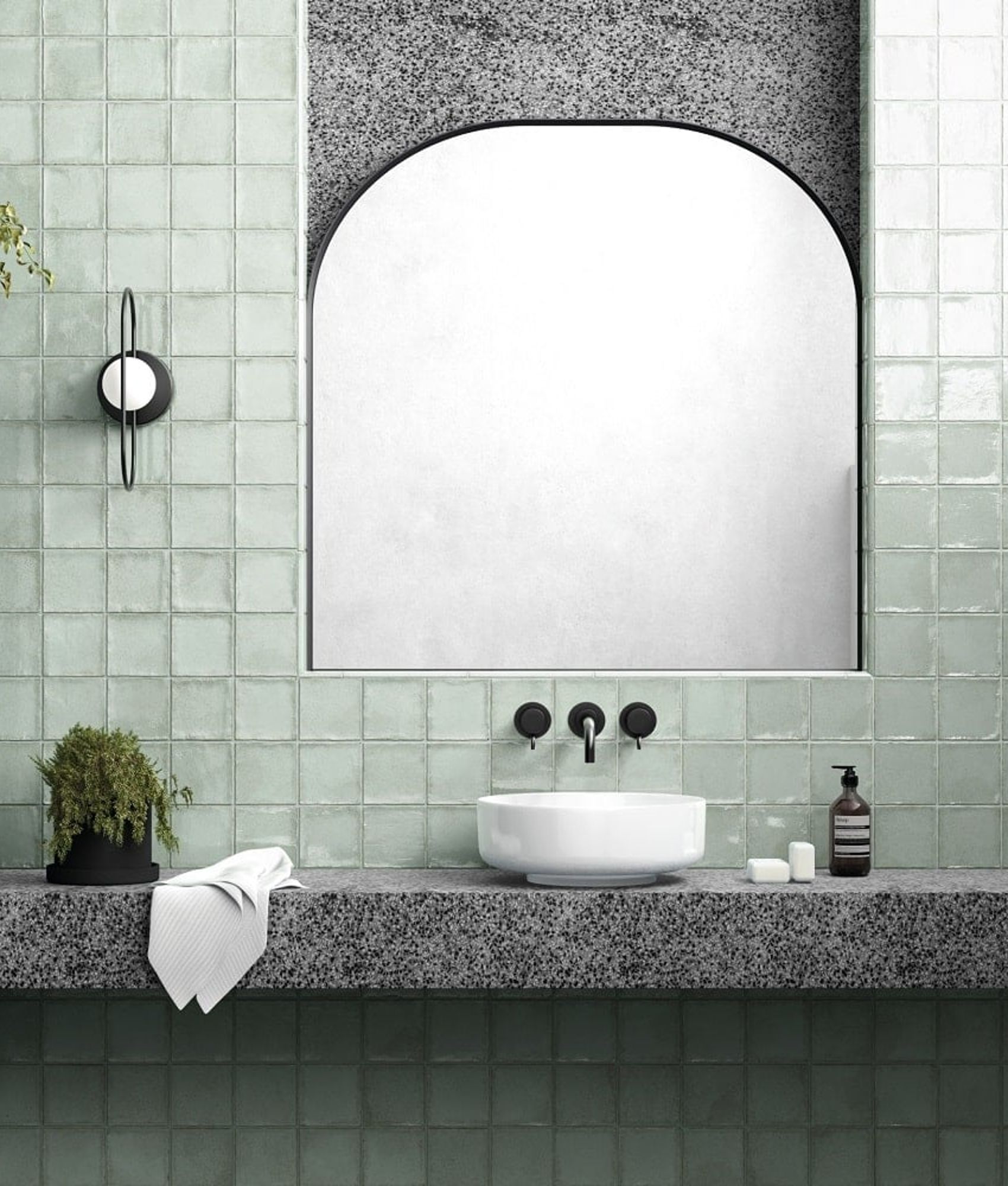 Carrelage Zellige vert lustré 7,5x15 cm sur le mur dune salle de bain nuances de gris vasque blanche et miroir arrondi