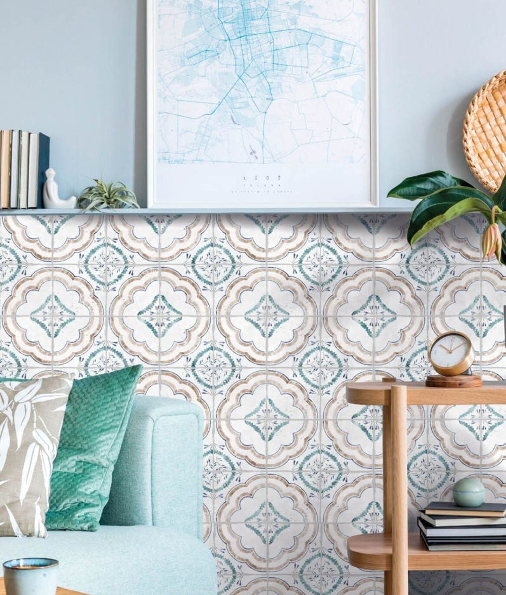 Carreau de ciment multicouleur avec motifs floraux 15x15 cm dans un salon aux tons bleu clair, avec mobilier en bois et détails 