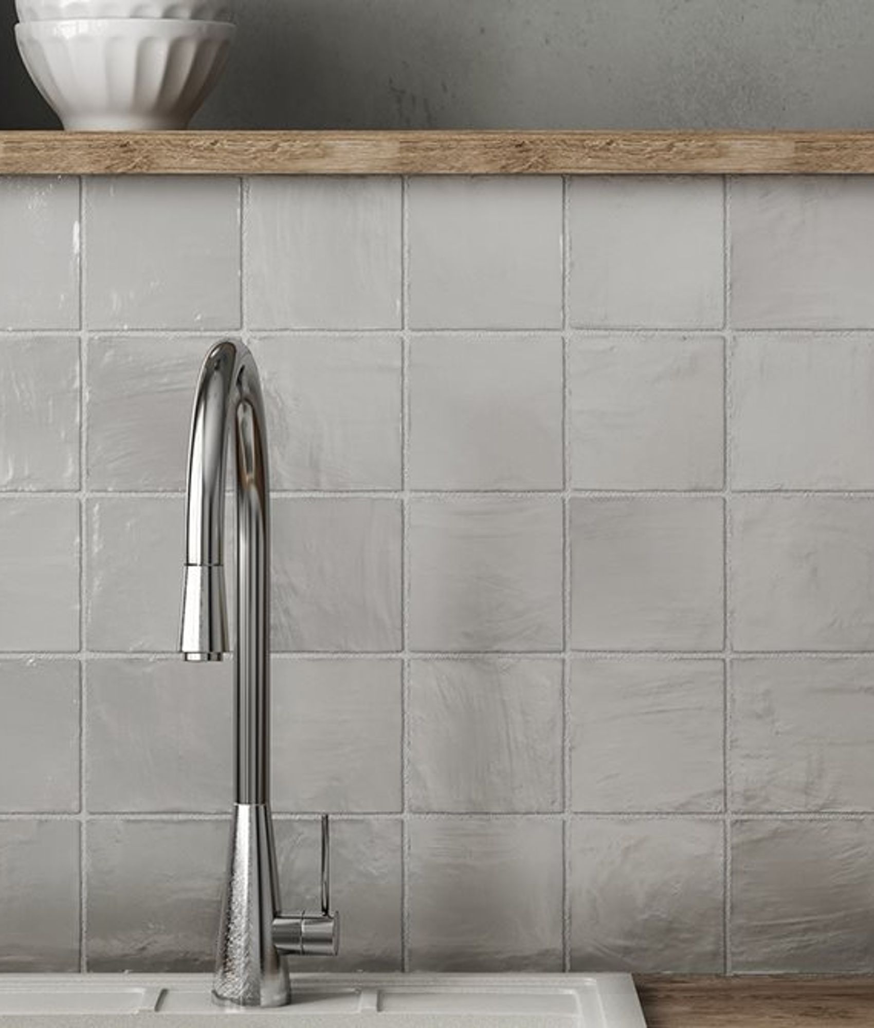 Carrelage Zellige gris effet lustré 10x10 cm sur un plan de travail de cuisine tons bois et accessoires en verre