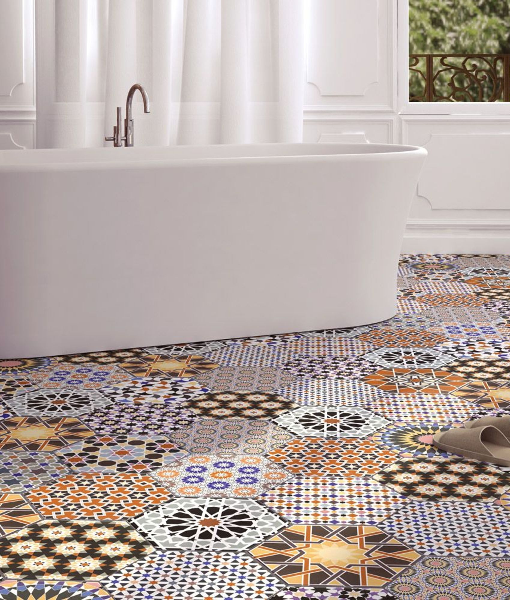 Carreau de ciment terracotta motifs variés 30x30 cm posés dans une salle de bain blanche et brique avec baignoire moderne, lavab