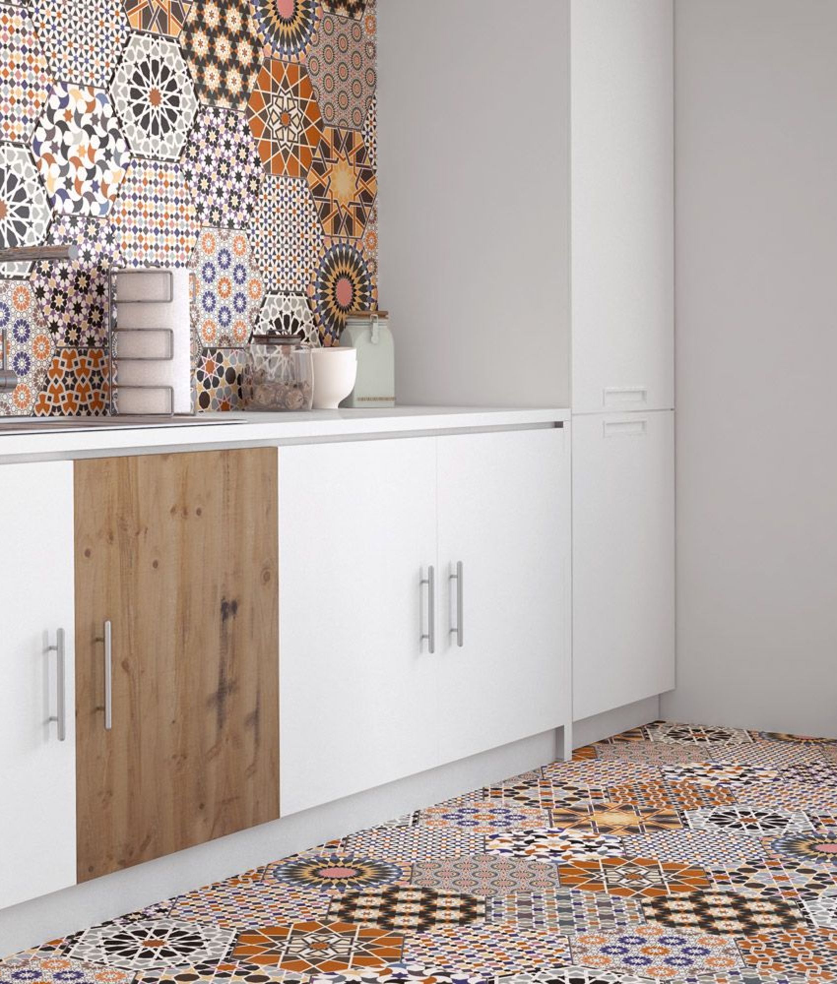 Carreaux de ciment colorés terracotta et motifs variés 30x30 cm dans une cuisine blanche et bois avec table, chaises et fenêtre 