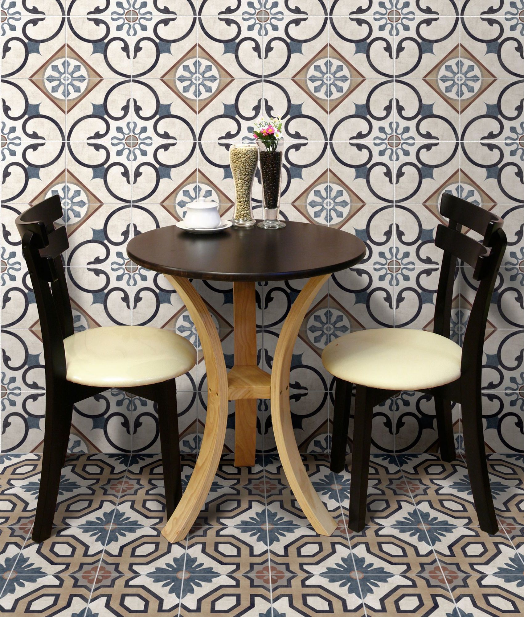 Carreau de ciment multicouleur avec motifs géométriques et floraux 20x20 cm dans un coin repas aux murs beige et blanc avec tabl