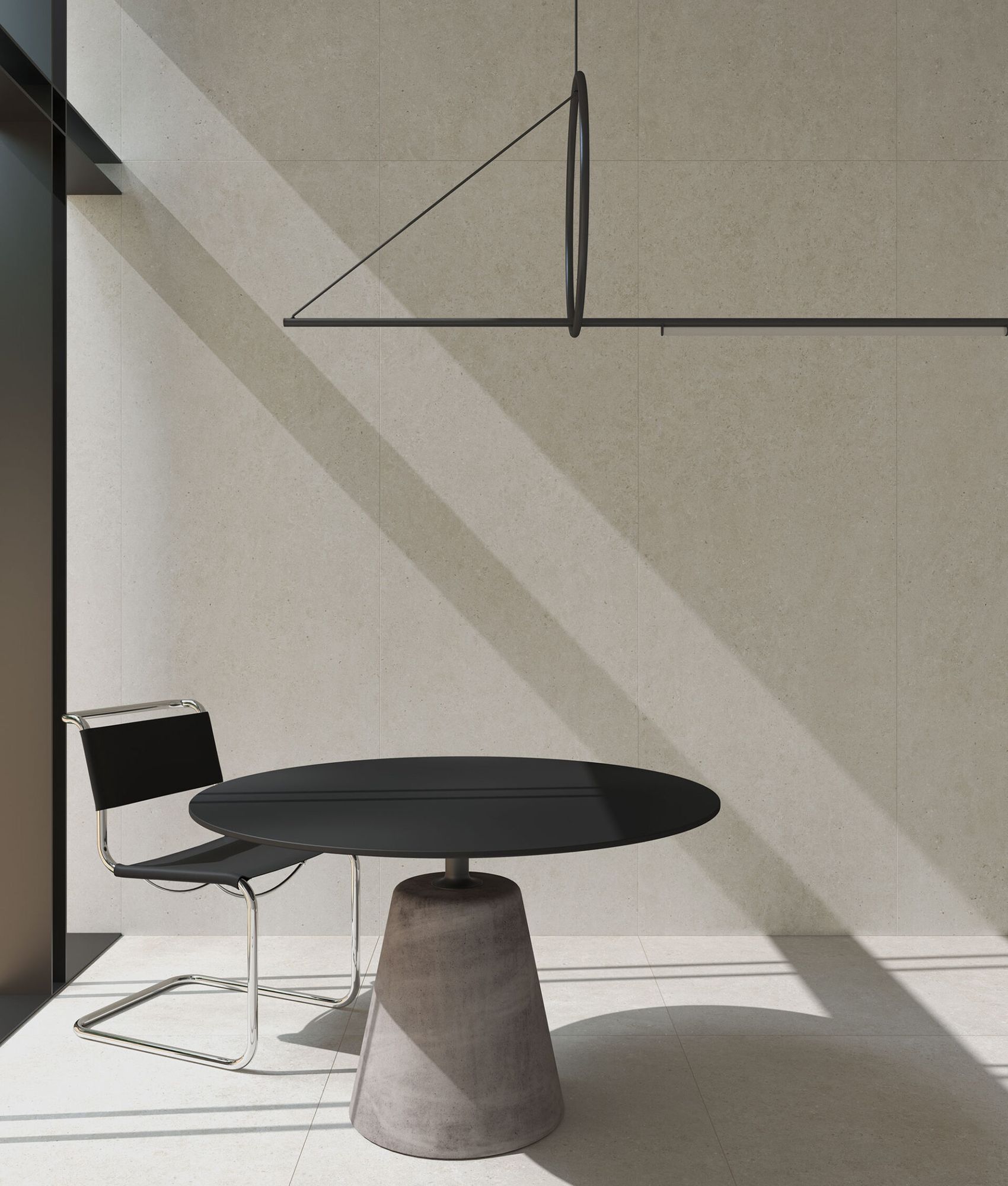 Carrelage aspect pierre gris sans motifs 60x60 cm dans une salle minimaliste beige avec une chaise noire et table design et lumi